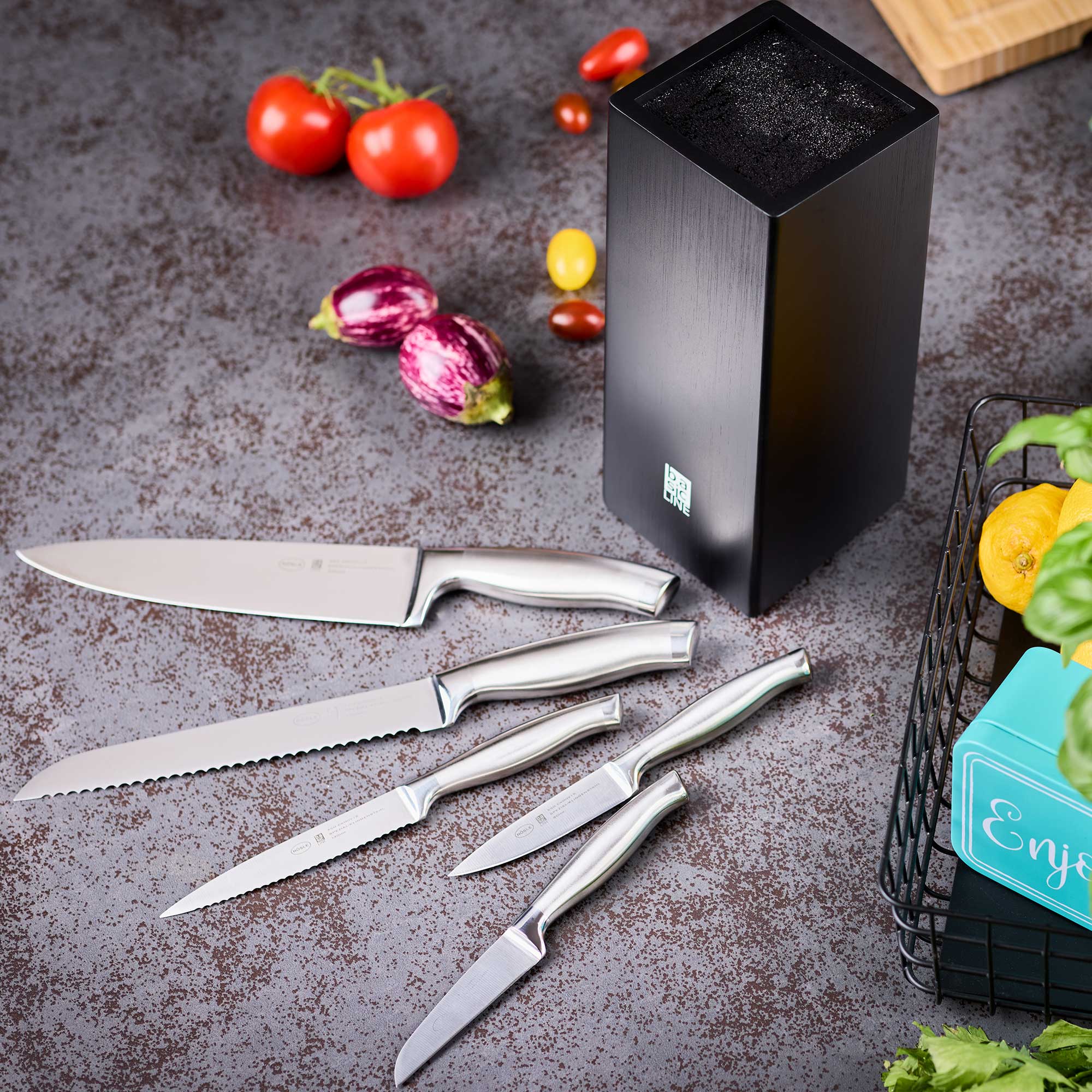 RÖSLE Brotmesser und Messerblock Brotmesser der Basic Line, Edelstahl, neben weiteren Messern und frischem Gemüse.