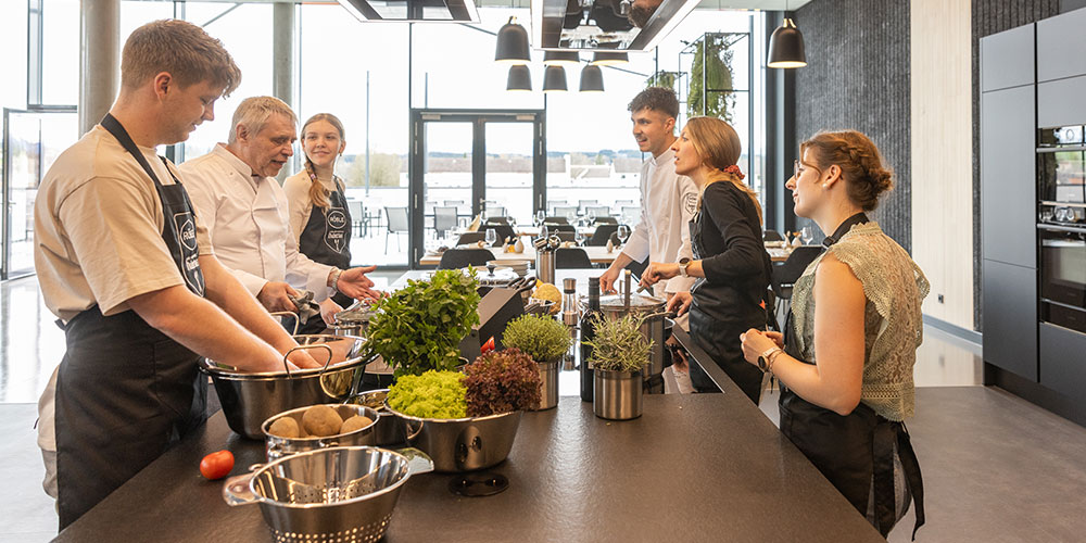 Grill-und Kochschule Kochkurs in der Küche mit 6 Teilnehmern