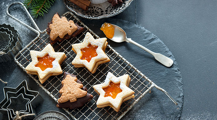 Cookie apricot stars on cake rack