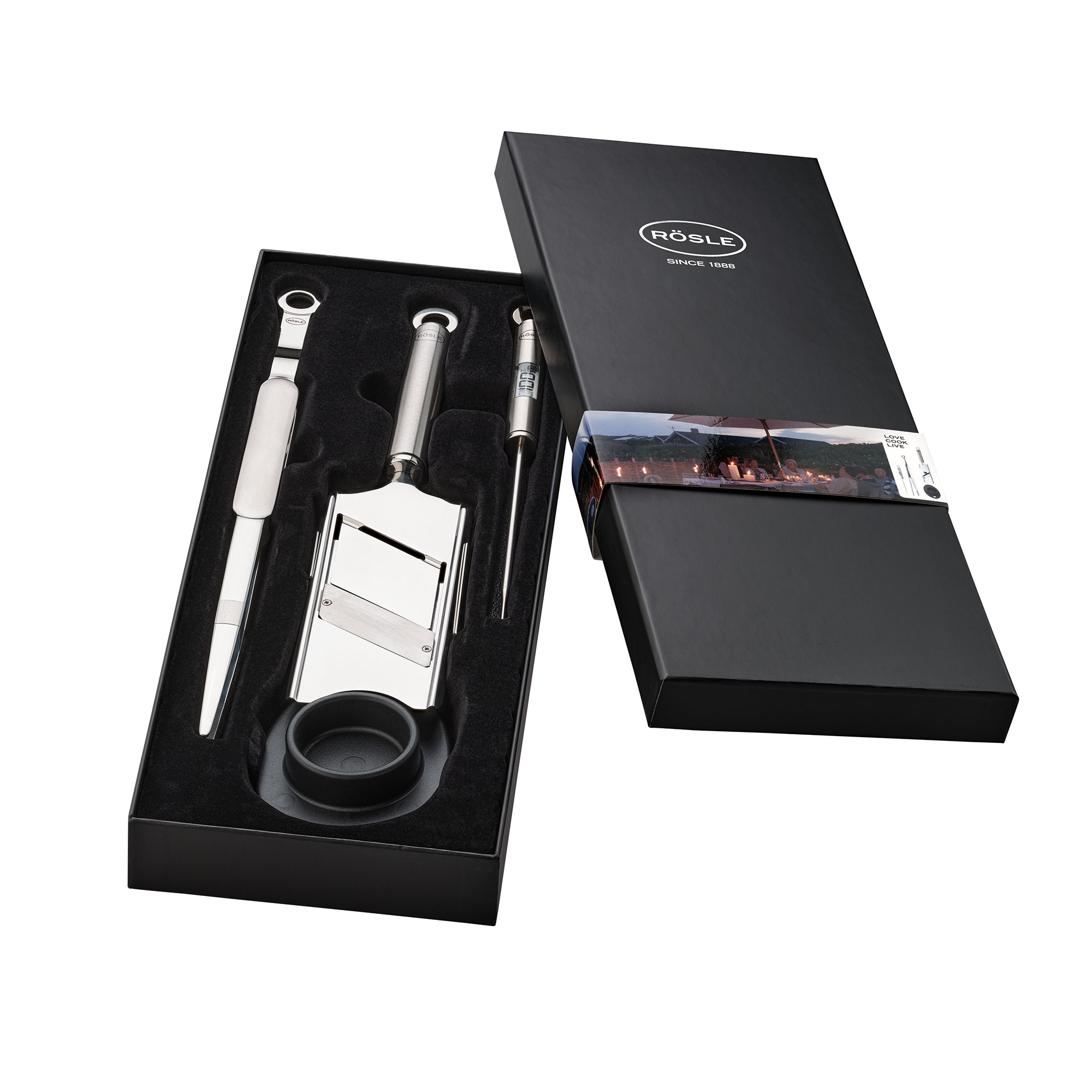 Gourmet Set mit Grillwerkzeugen in schwarzer Geschenkbox, bestehend aus einer Grillzange, einem Thermometer und einem Pinsel.