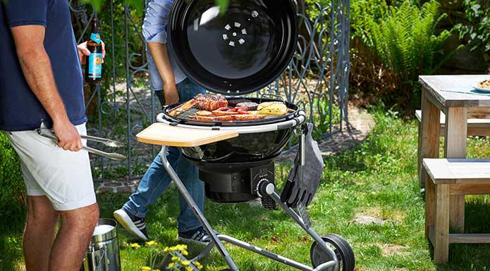 Holzkohle-Kugelgrill No.1 F60 AIR Freunde grillen mit dem Holzkohle-Kugelgrill No.1 F60 AIR