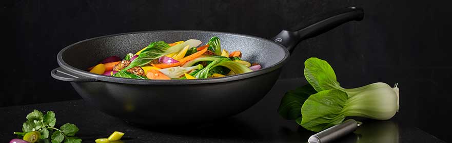 RÖSLE wokpan met groenten Wokpan van zwart materiaal met kleurrijke groenten