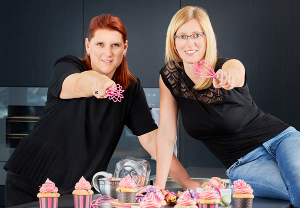 Frauen halten den Schneebesen Pink Charity