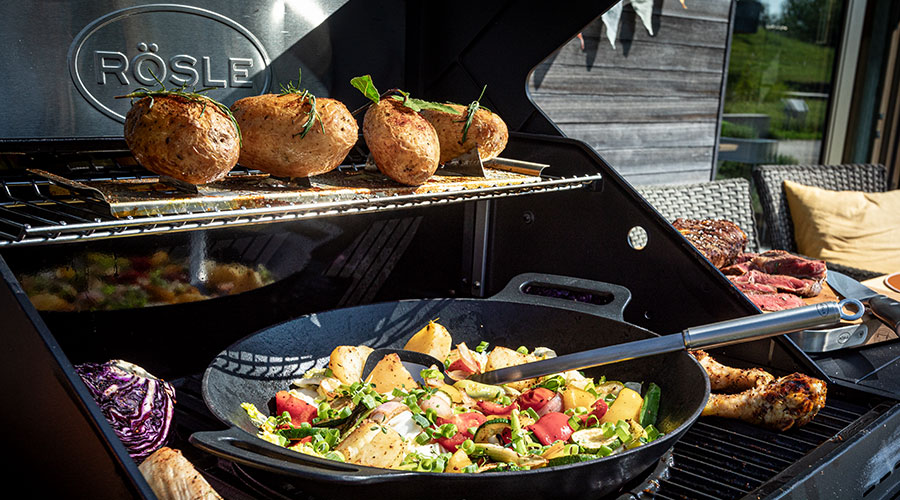 Allflame Prime 4 Wok mit Grillgemüse auf dem Grill Allflame Prime 4