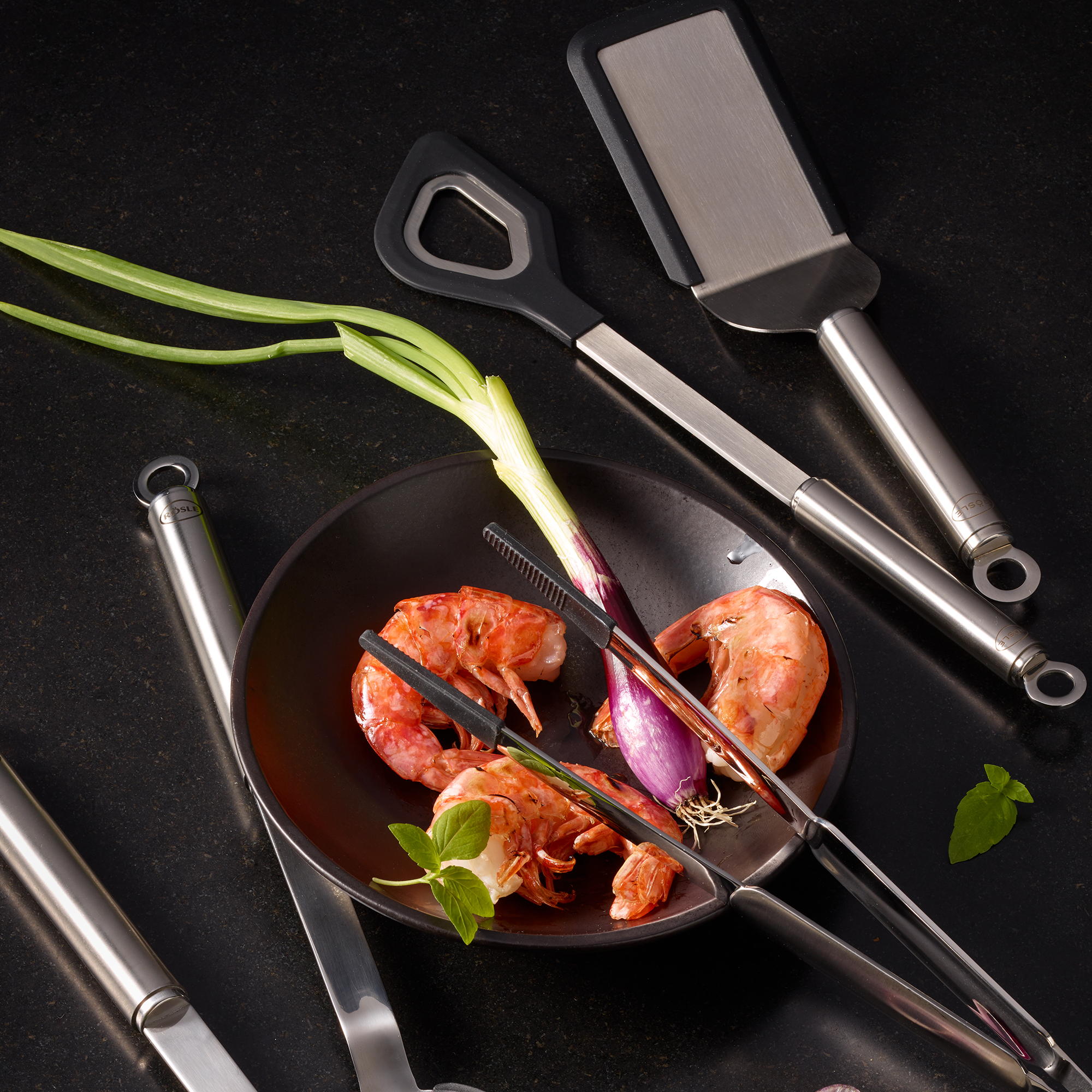 RÖSLE round handle pallet with prawns and spring onions Stainless steel round handle pallet with silicone, surrounded by prawns and spring onions...