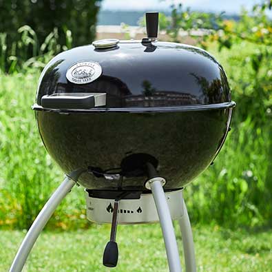 Holzkohle Kugelgrill Holzkohle Kugelgrill im Garten