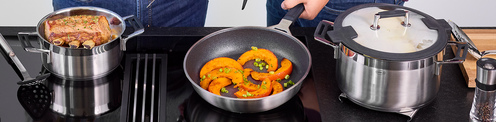 Silence Pro Kürbis-Scheiben werden in der Silence PRO Bratpfanne angebraten