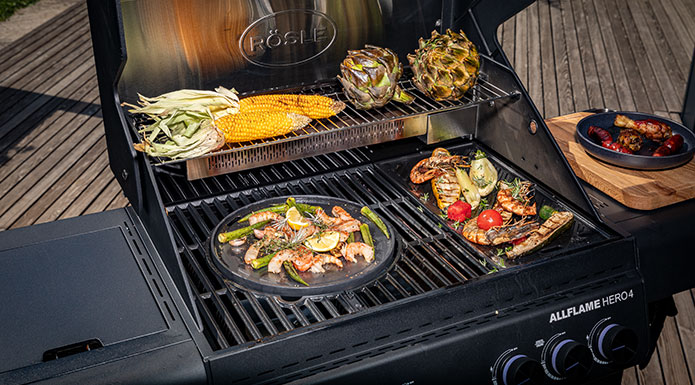 Vario+ Grillrostsystem Vario+ Grillrostsystem mit dem Einsatz Gusseisenpfanne auf dem ALLFLAME Grill