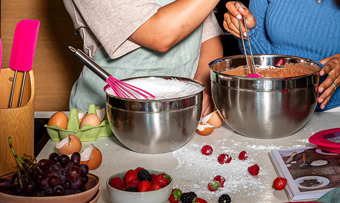 Backen Freundinnen backen zusammen mit den pinken Backhelfern der Pink Charity Edition.