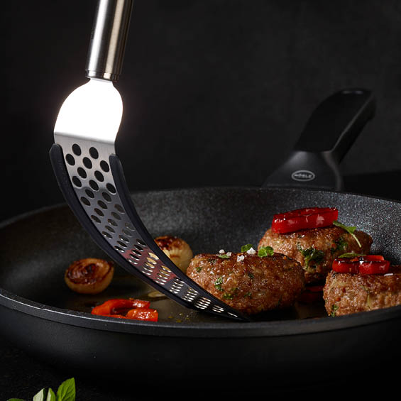 Fleischküchle Wenden von Fleischküchle mit dem flexiblen Wender