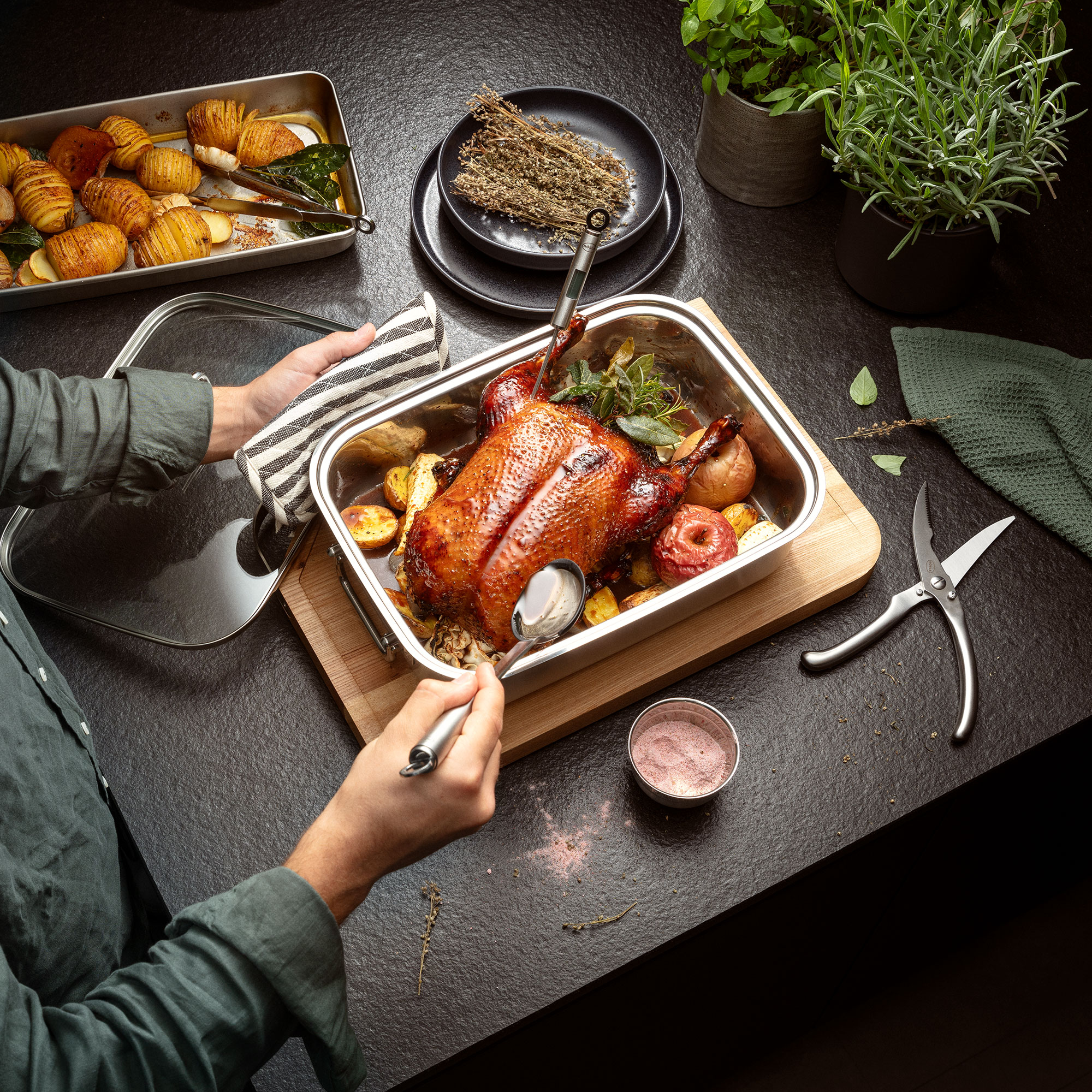 RÖSLE Geflügelschere beim Tranchieren eines Huhns Geflügelschere aus Edelstahl, verwendet zum Tranchieren eines gebratenen Huhns mit Beilagen...
