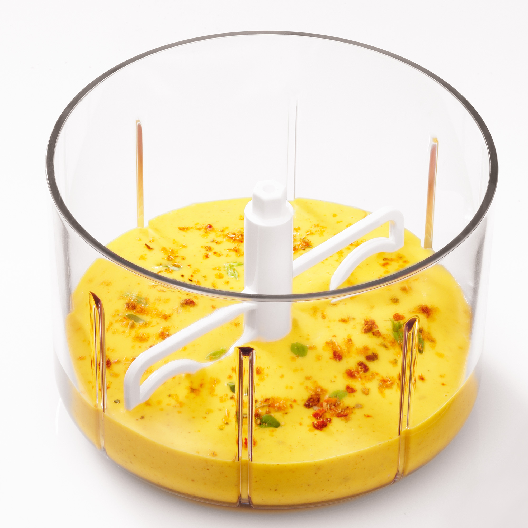 RÖSLE Multischneider mit gelber Mischung Multischneider mit gelber Mischung im transparenten Behälter, Rührwerkzeug sichtbar.