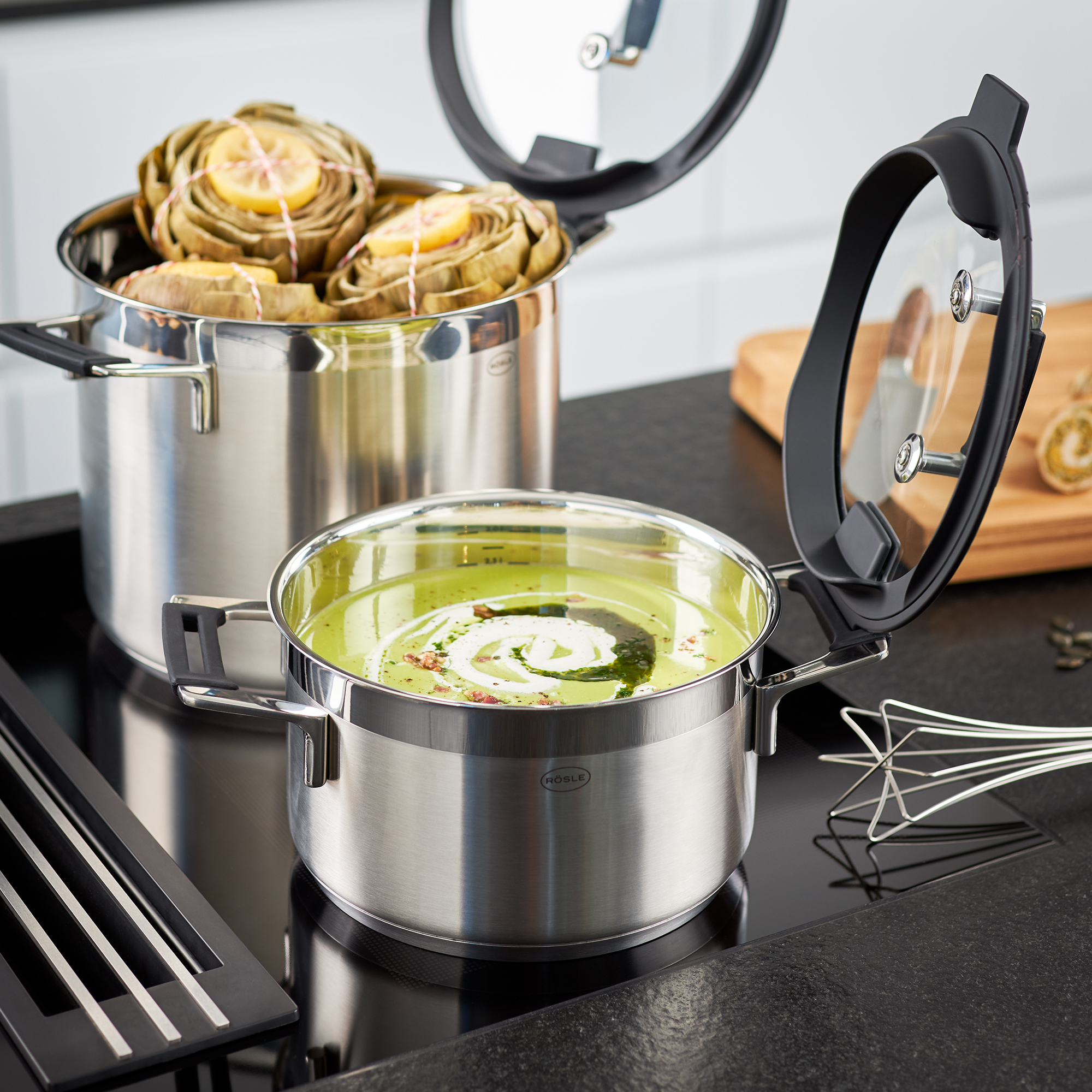 RÖSLE Kochtopf Silence Pro 16 cm Kochtopf Silence Pro, 16 cm, aus Edelstahl mit transparentem Deckel, gefüllt mit grünem Inhalt...