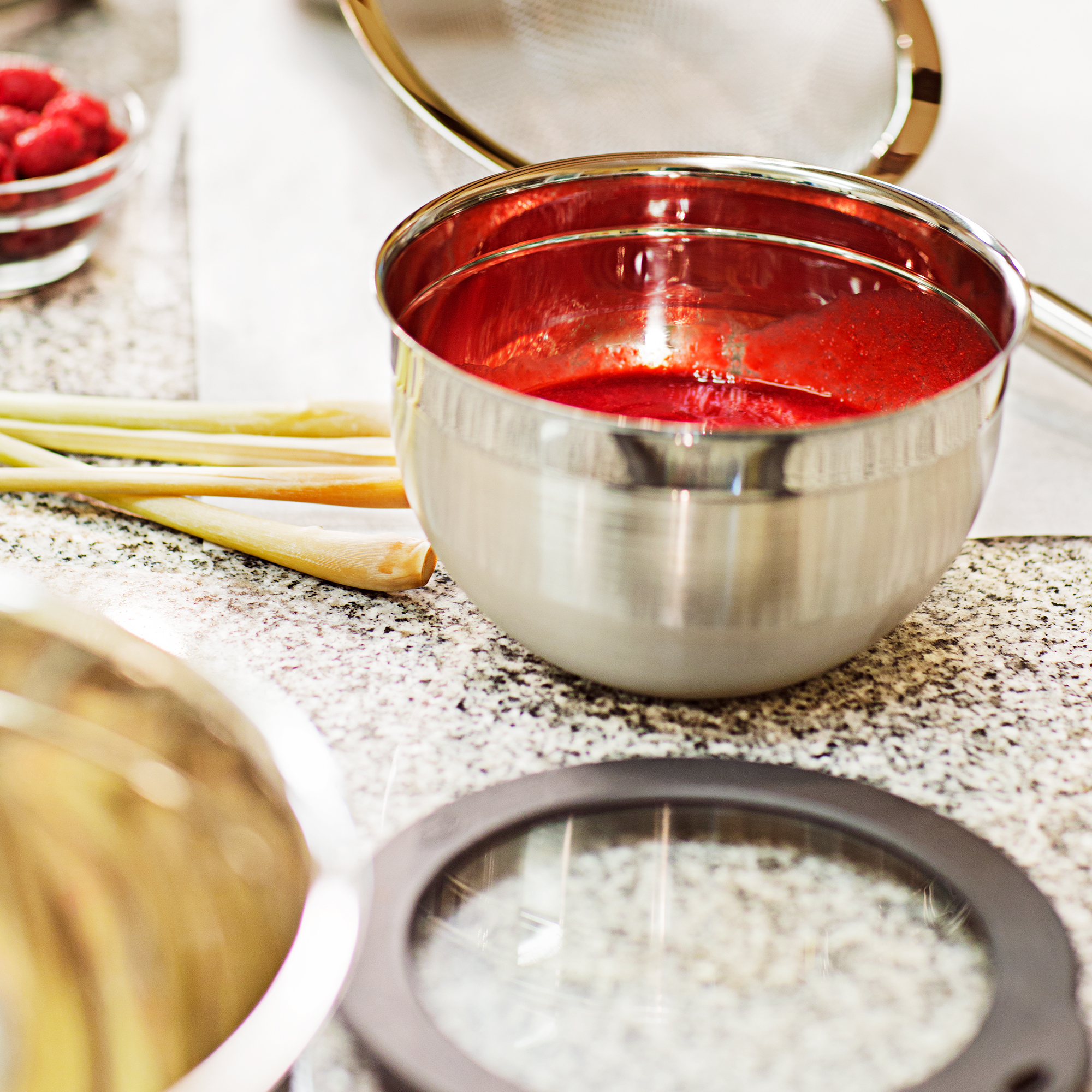 RÖSLE Edelstahl Schüssel mit Sauce Schüssel aus Edelstahl, hoch, mit roter Sauce und Frühlingszwiebeln auf einer Arbeitsfläche.