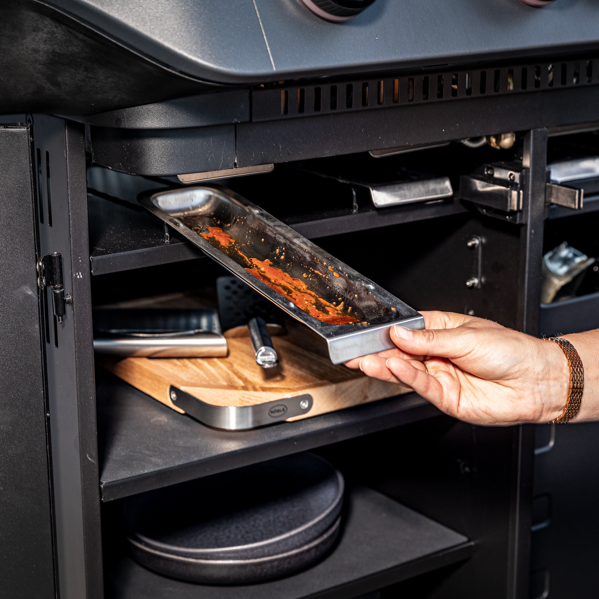 RÖSLE Blazeflame Master Grill mit Fettauffangschale Blazeflame Master Grill mit herausziehbarer Fettauffangschale, die von einer Hand gehalten...