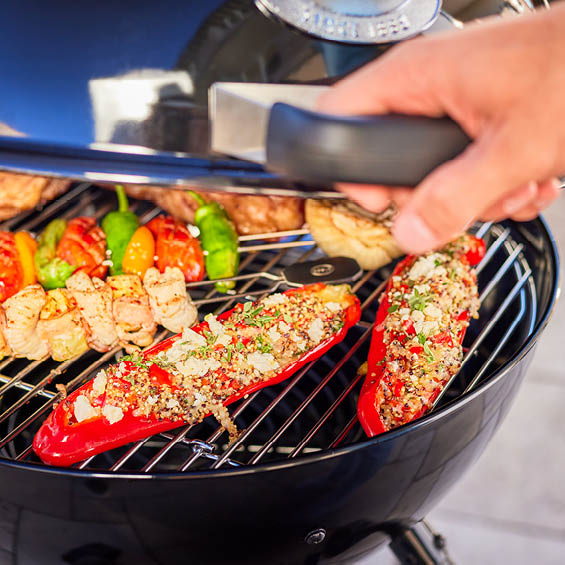 Gefüllte Paprika Gefüllte Paprika in einem Holzkohlegrill