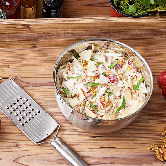 Waldorfsalat Waldorfsalat neben Grobreibe Edelstahl