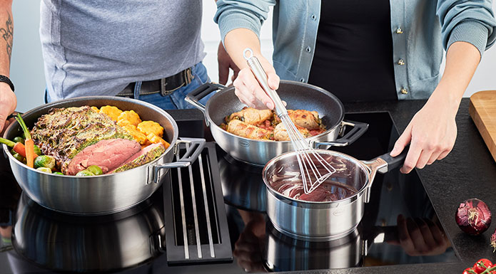 Cooking together with the Silence Pro serving pan, saucepan and small serving pan.