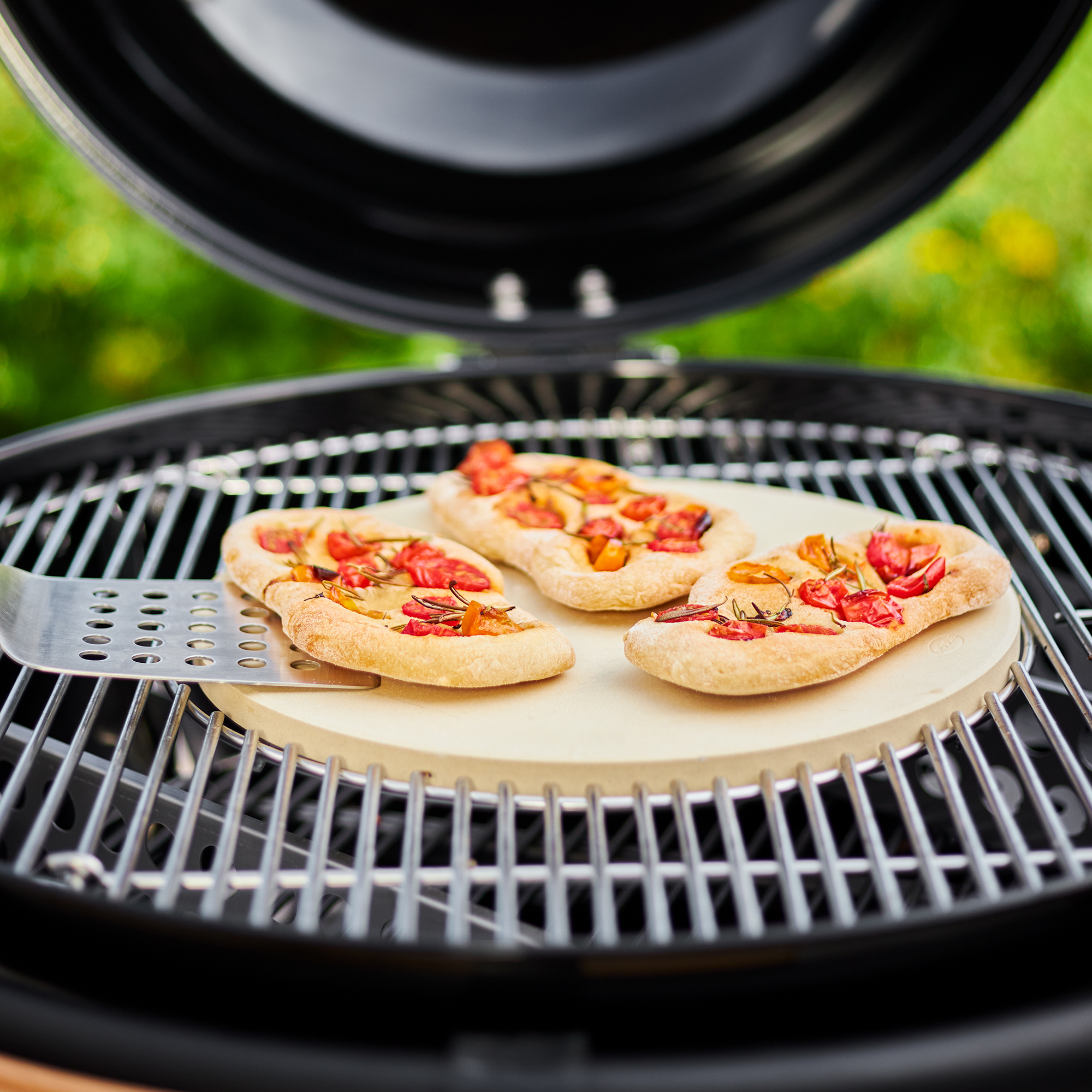 Edelstahl Grillrost Vario mit Fladenbrot Edelstahl Grillrost Vario mit Fladenbrot und Gemüse auf einem Grill.