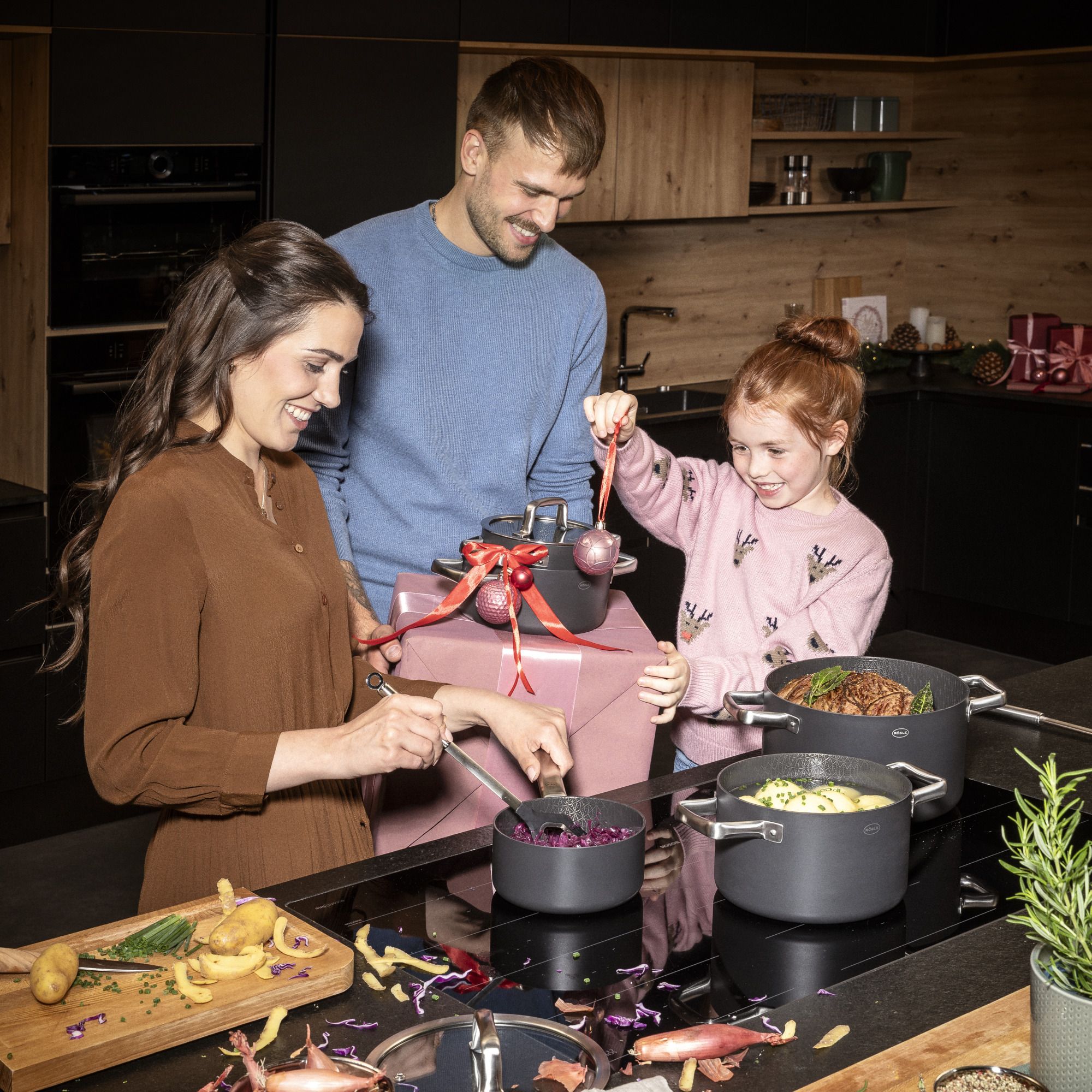 RÖSLE Stielkasserolle Ebonic eine Familie die mit der Stielkasserolle Ebonic ein Weihnachtsessen kocht
