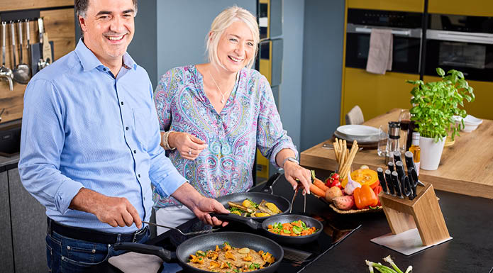 Cadini Bratpfannen Paar kocht mit den Cadini Bratpfannen Fisch und Gemüse