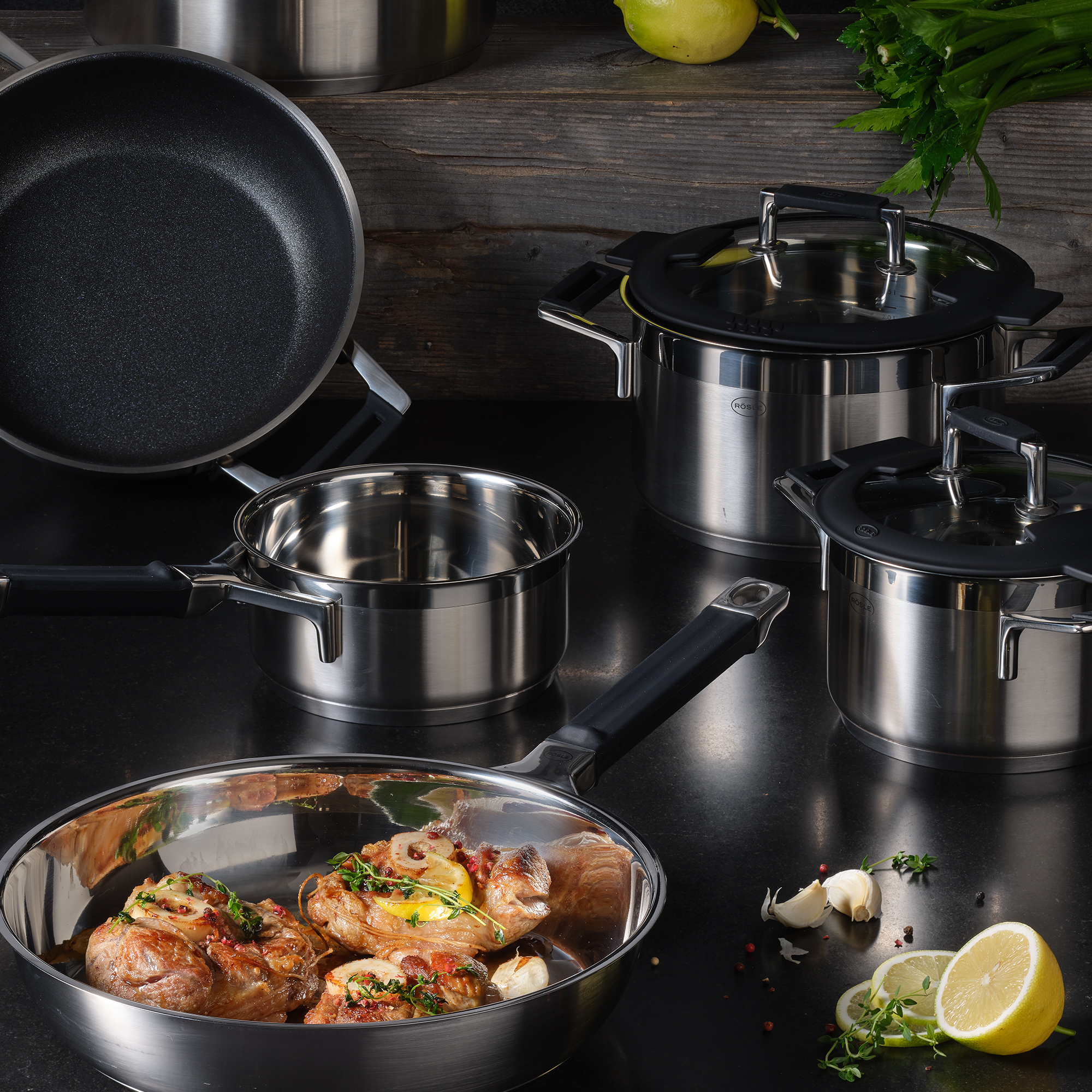 RÖSLE Topfset Silence Pro, 4-teilig Topfset Silence Pro, 4-teilig, aus Edelstahl mit Antihaftbeschichtung, auf einer dunklen Oberfläche...