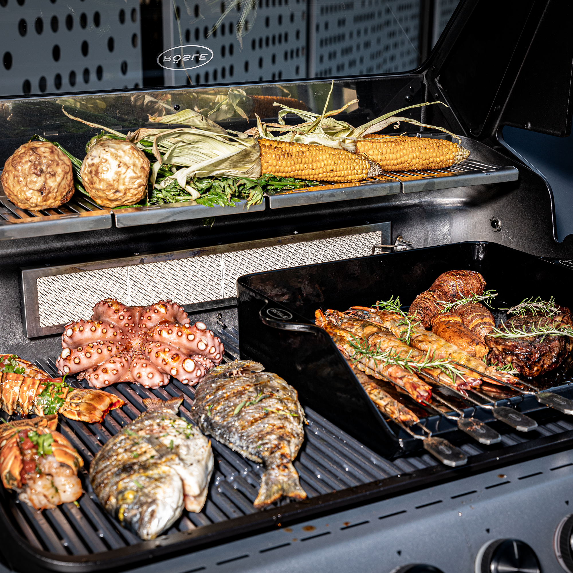 RÖSLE Blazeflame Master Grill mit Grillzutaten Blazeflame Master Grill mit verschiedenen Grillzutaten, darunter Fisch, Meeresfrüchte und...
