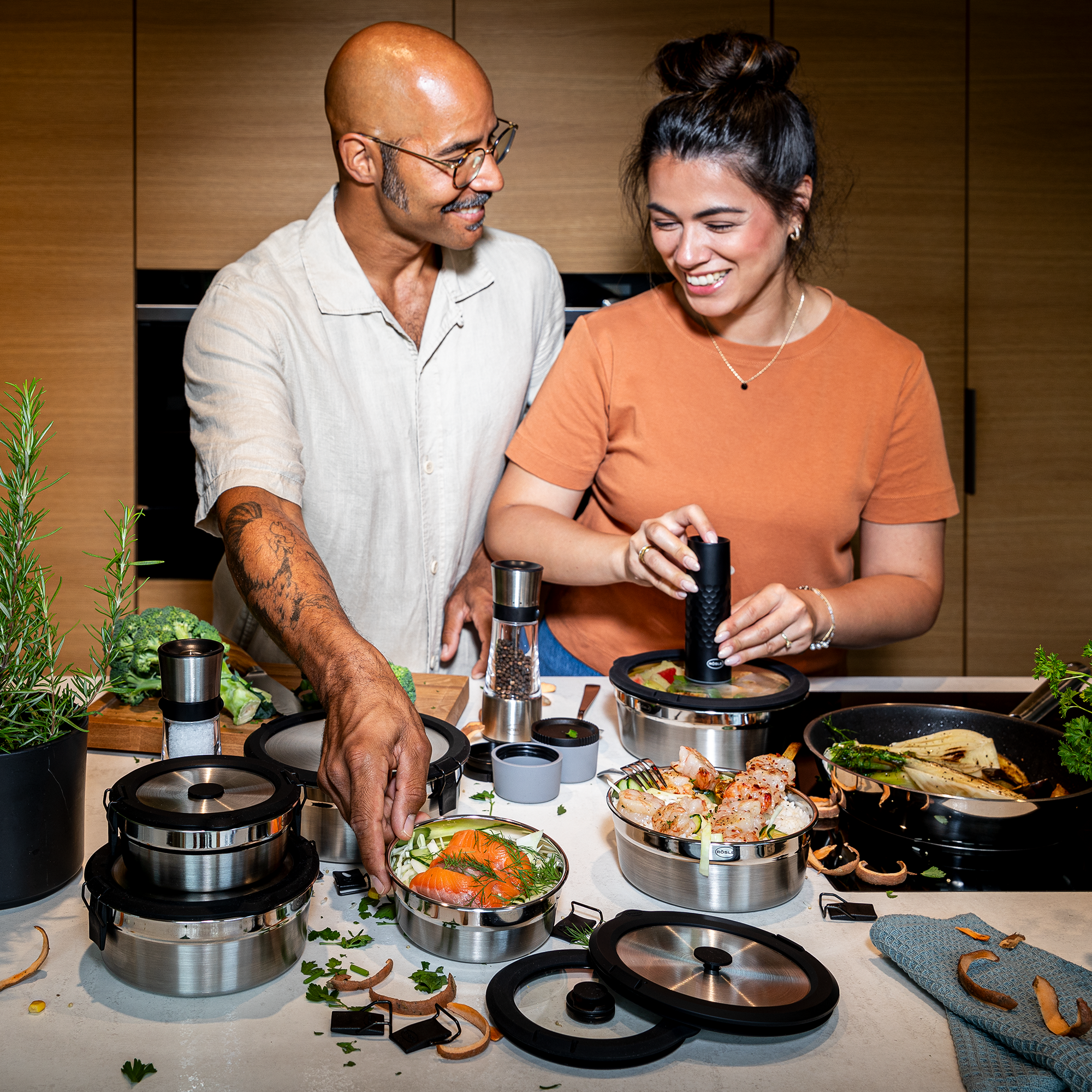Flexx2go 0,8l Dose in einer modernen Küche, zwei Personen bereiten gemeinsam Essen vor, frische Zutaten sichtbar.