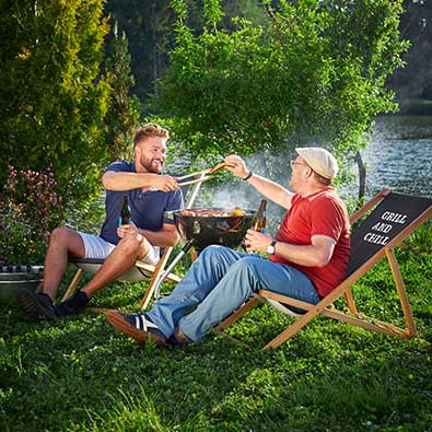 Smoker No.1 F50-S schwarz Freunde grillen mit dem Smoker No.1 F50-S schwarz