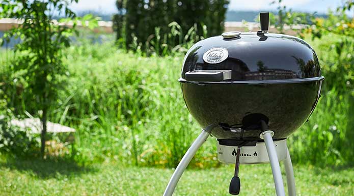 Holzkohle Kugelgrill Holzkohle Kugelgrill im Garten