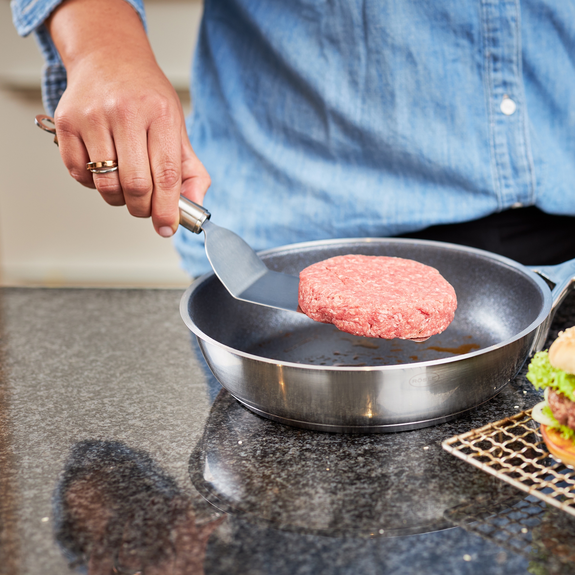 RÖSLE sandwich pallet in action Sandwich pallet, 32 cm, made of stainless steel, for turning a minced steak in a pan.