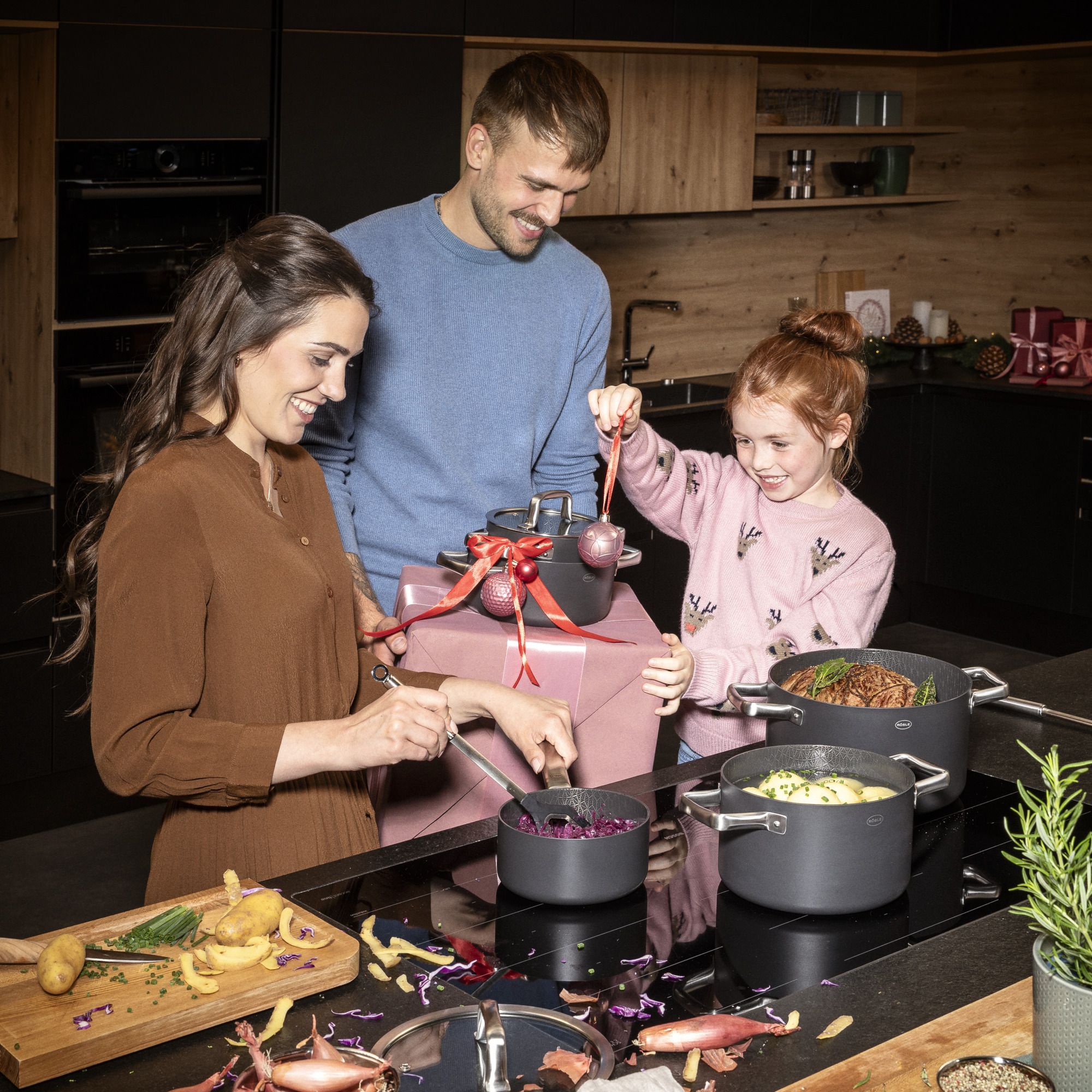 eine Familie kocht mit dem Kochtopf Ebonic ein Weihnachtsessen