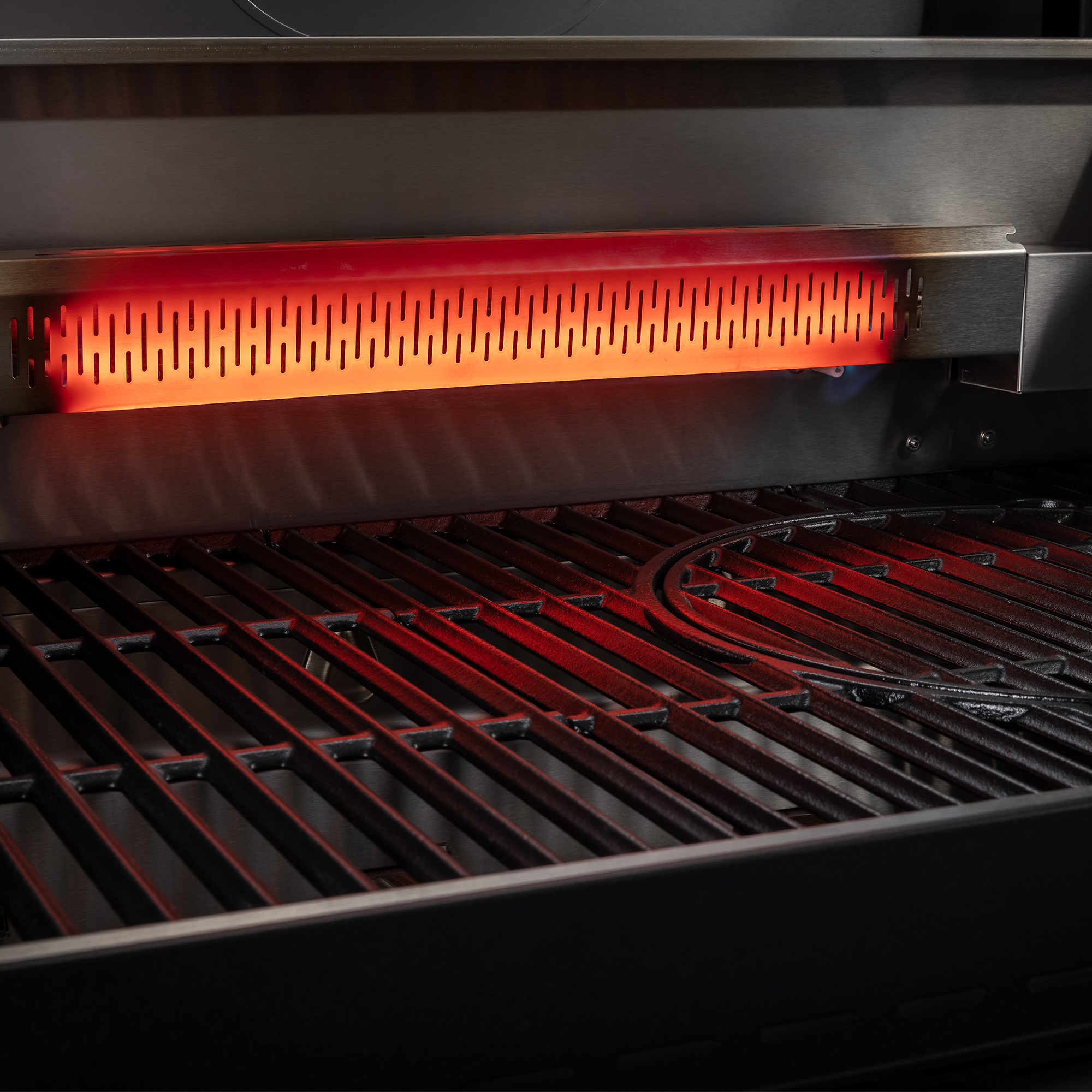 EPICFLAME PRO 4 Gasgrill mit Detail Backburner