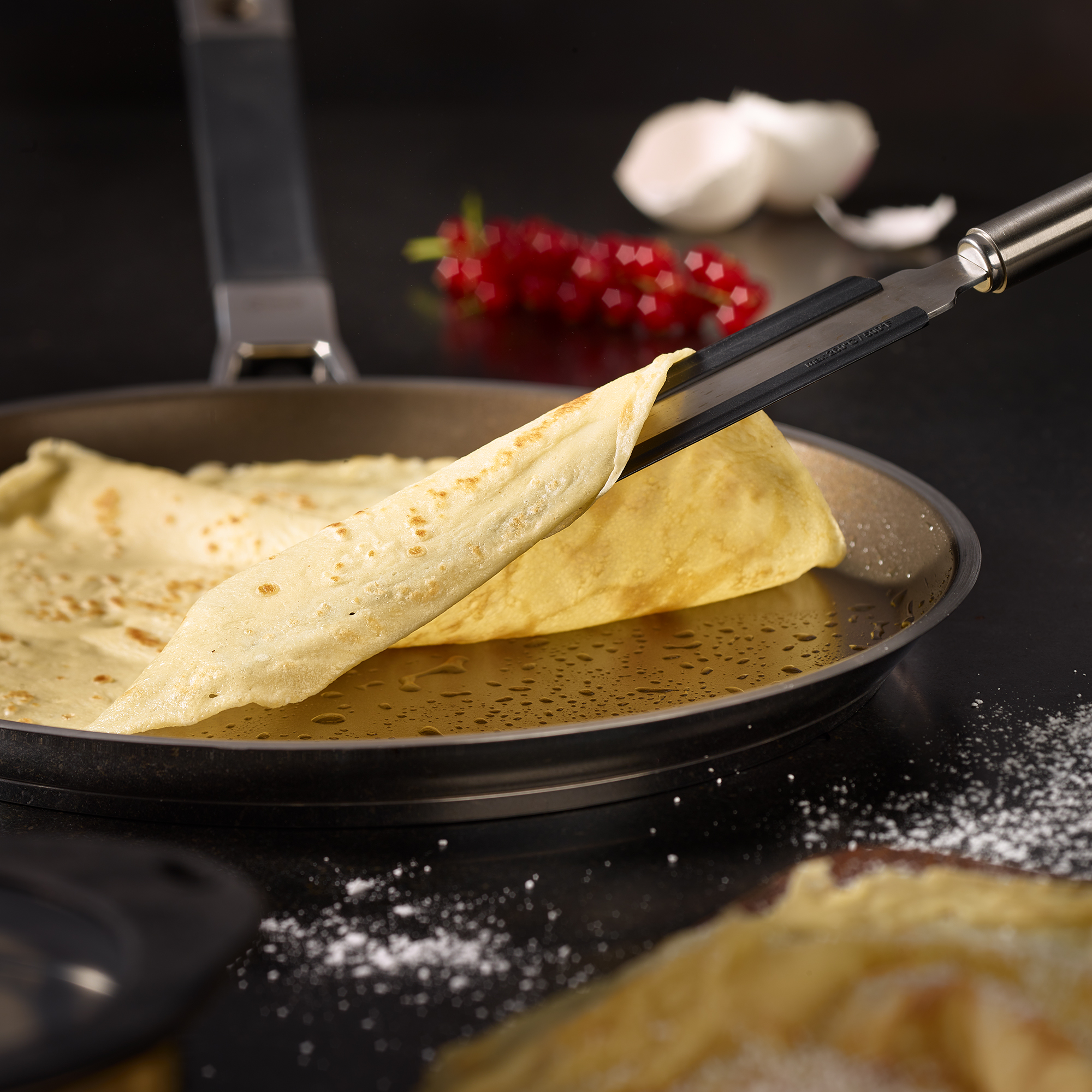 RÖSLE silicone crepes turner Crepe turner made of silicone with round handle, lifts a crepe out of a pan.