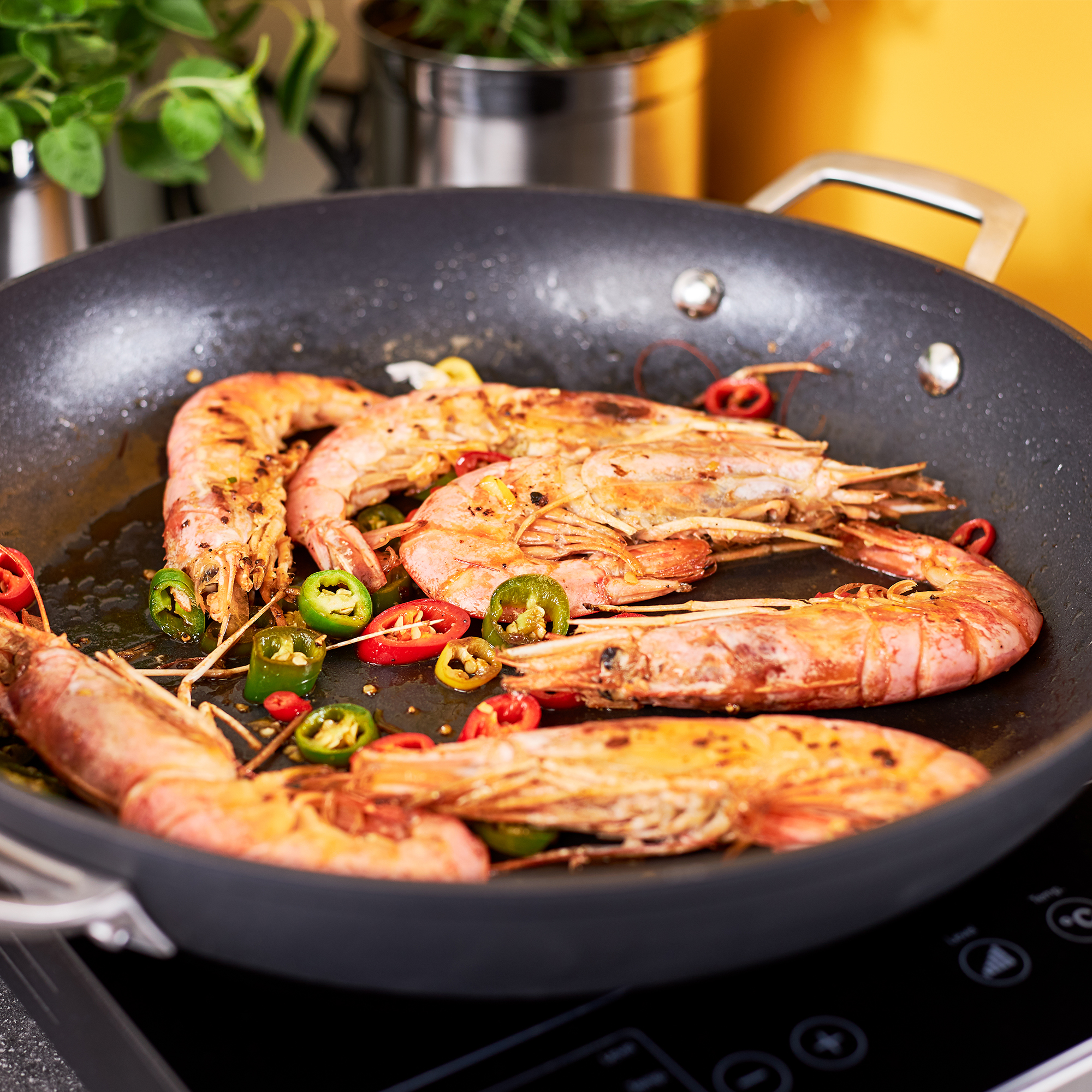 RÖSLE Bratpfanne ProPlex mit Garnelen Bratpfanne ProPlex mit großen Garnelen und grünen sowie roten Chilischoten.