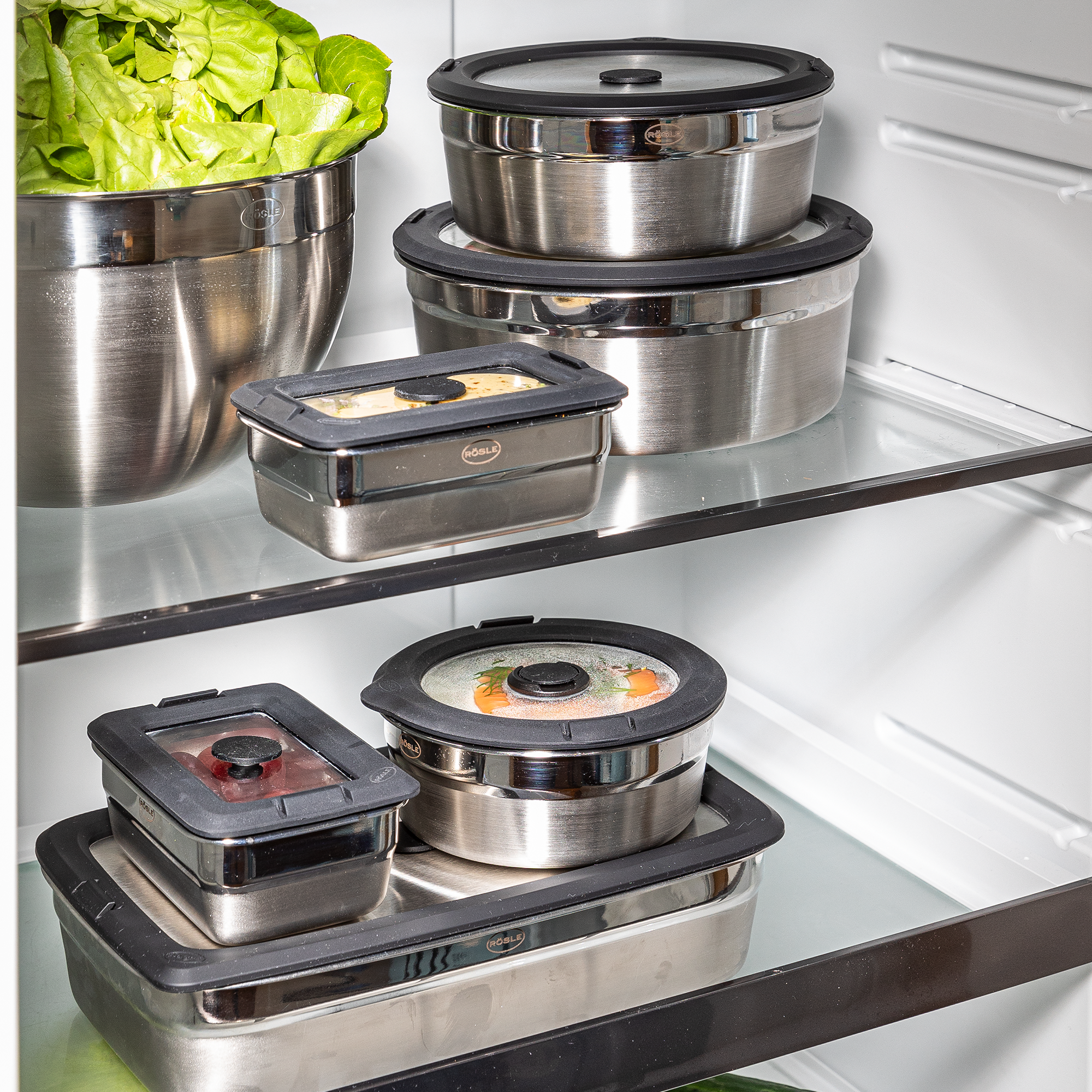 RÖSLE Vakuumdeckel im Kühlschrank Vakuumdeckel für eckige Behälter, Edelstahl, in einem Kühlschrank mit verschiedenen Lebensmitteln.