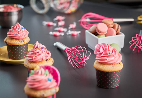 pinke Cupcakes neben dem Schneebesen Pink Charity
