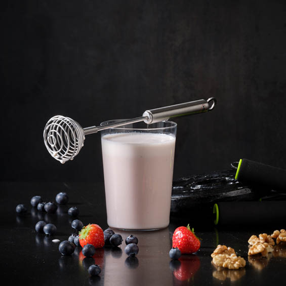 Erdbeer-Kokos-Milchshake Erdbeer-Kokos-Milchshake mit Quirlbesen