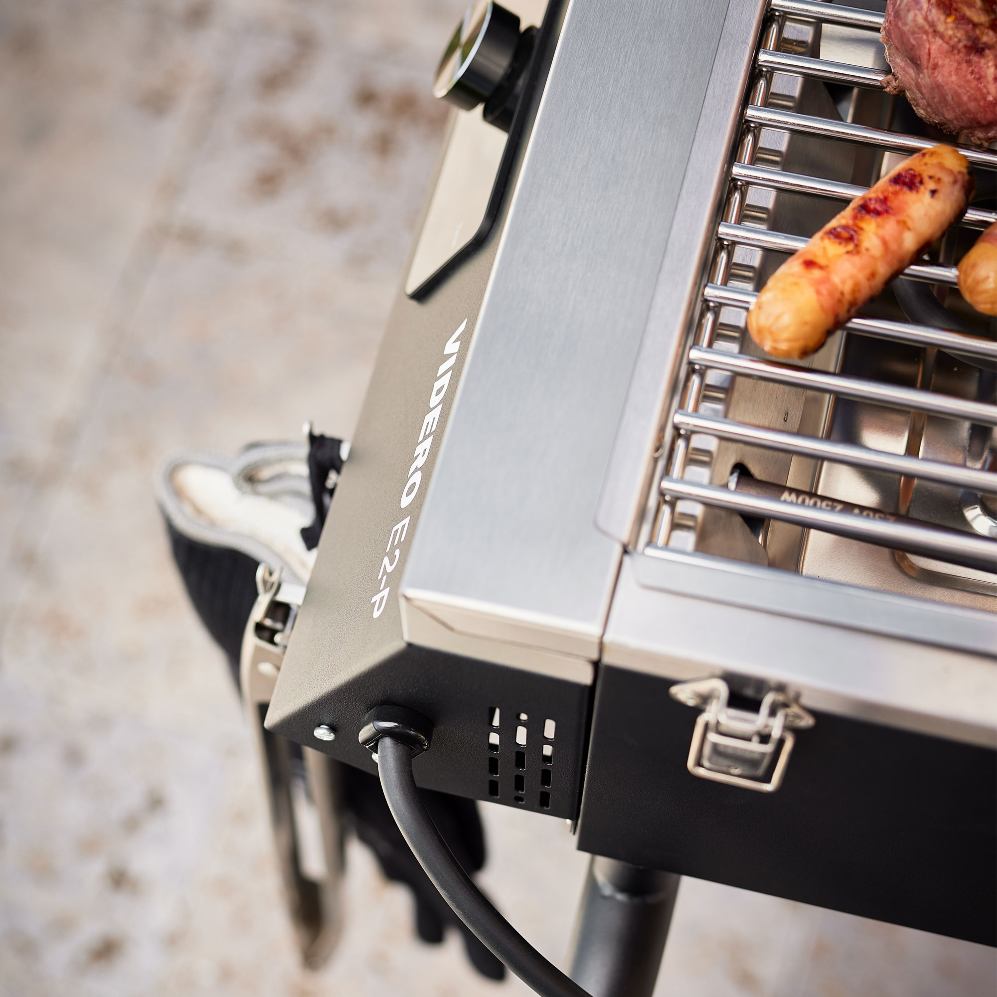 RÖSLE Elektrogrill Videro E2-P Elektrogrill Videro E2-P mit Grillrost und Grillgut, seitliche Ansicht
