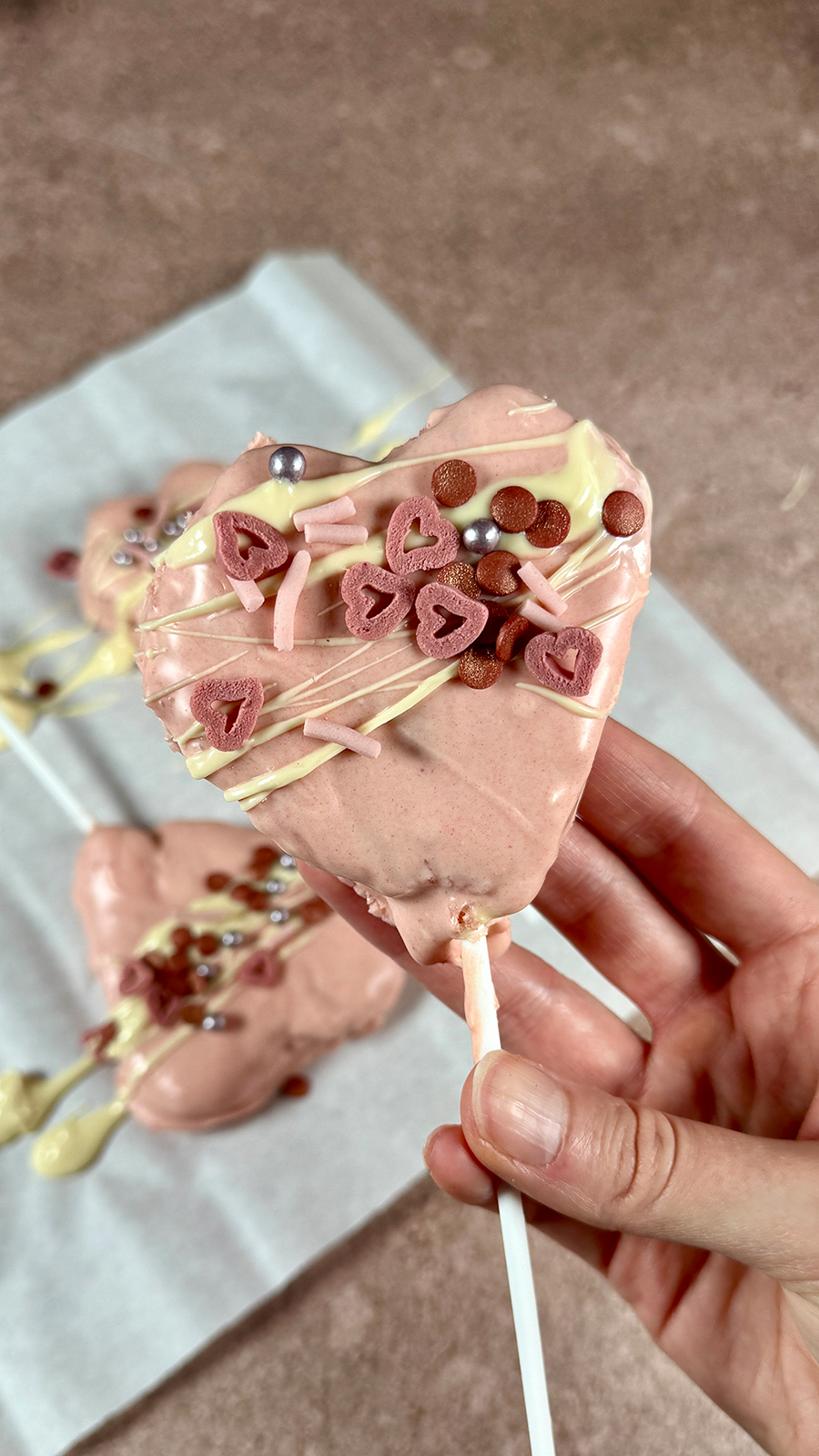 Cake Pop Valentinstags Cake Pop in Herz Form