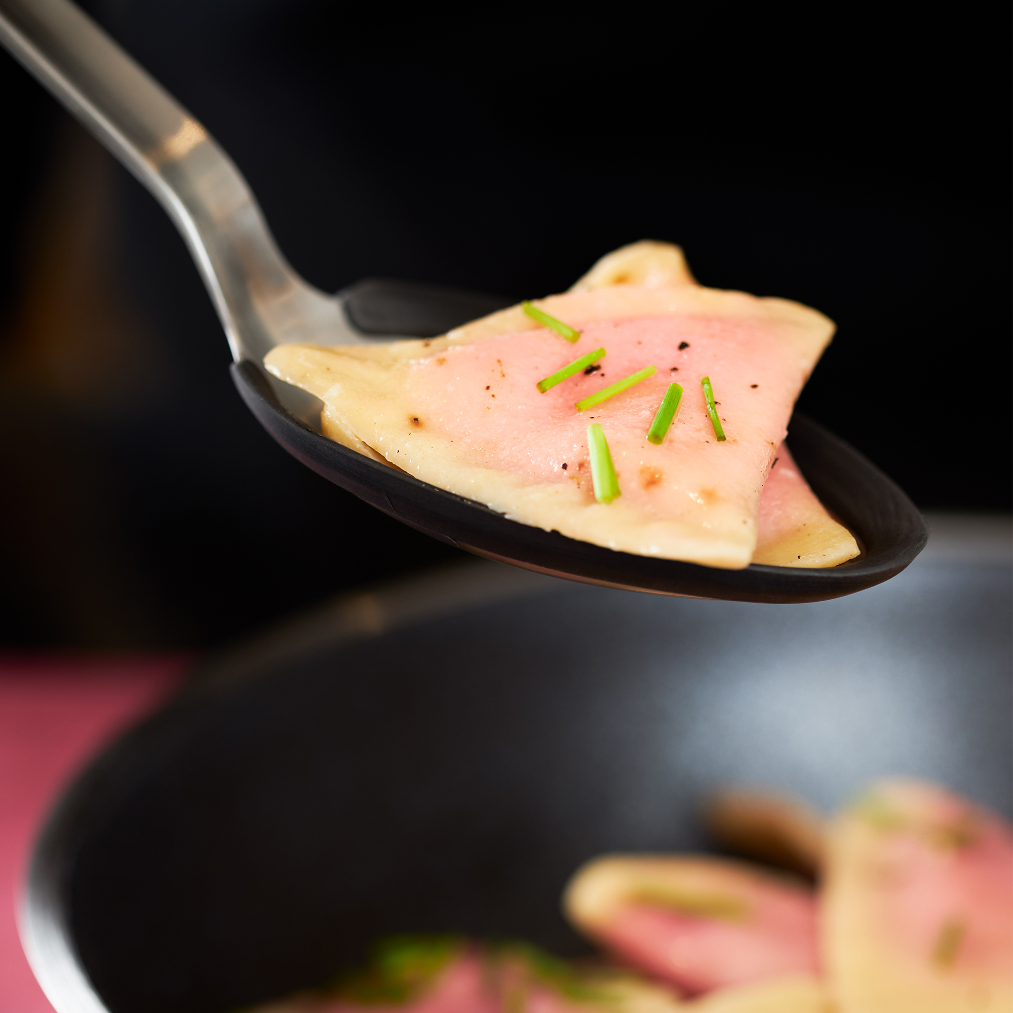 RÖSLE silicone pouring spoon Silicone pouring spoon with round handle, holds a portion of dough with ham and chives.
