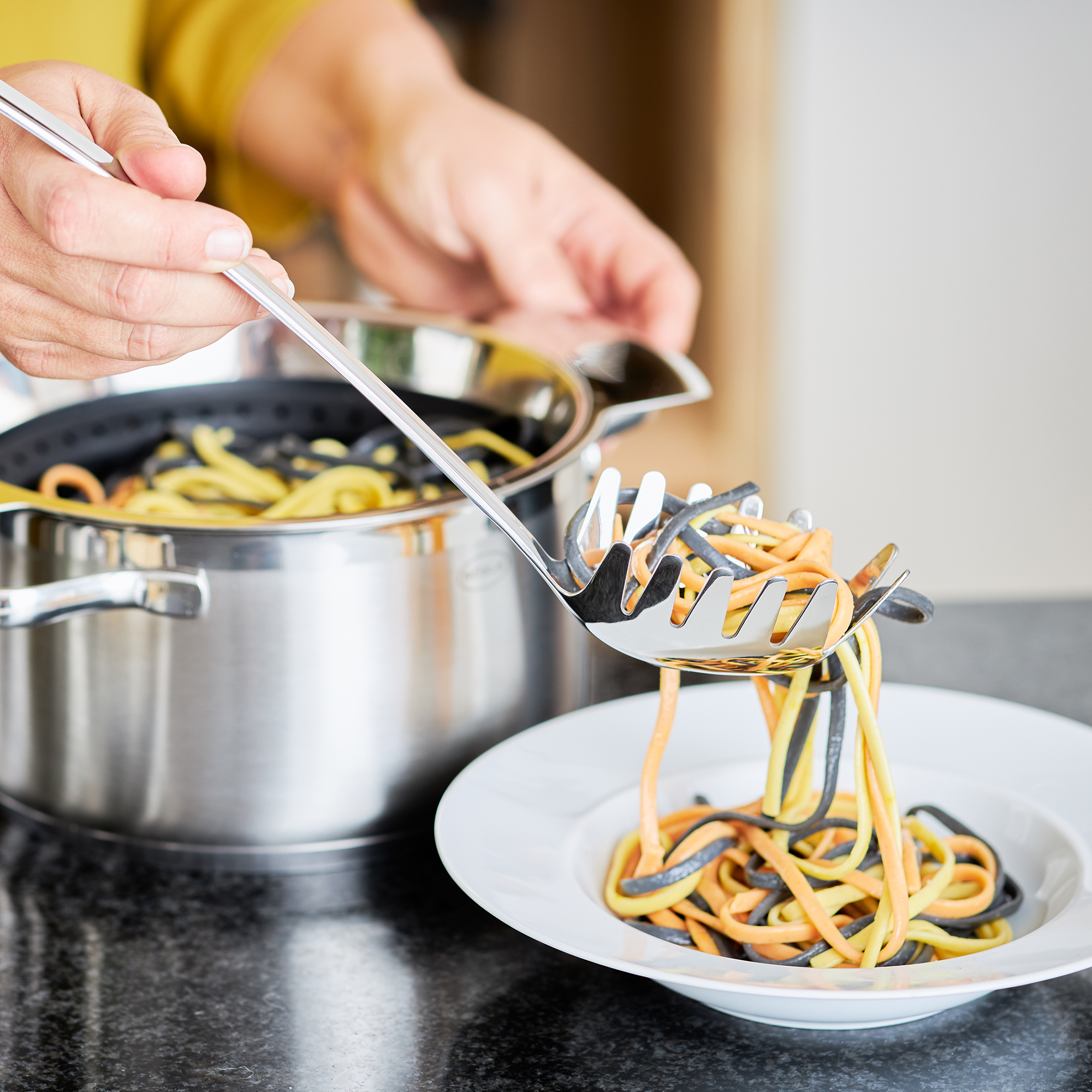 RÖSLE spaghetti lifter for serving spaghetti Stainless steel spaghetti lifter, long, for serving colourful spaghetti from a pot onto a...