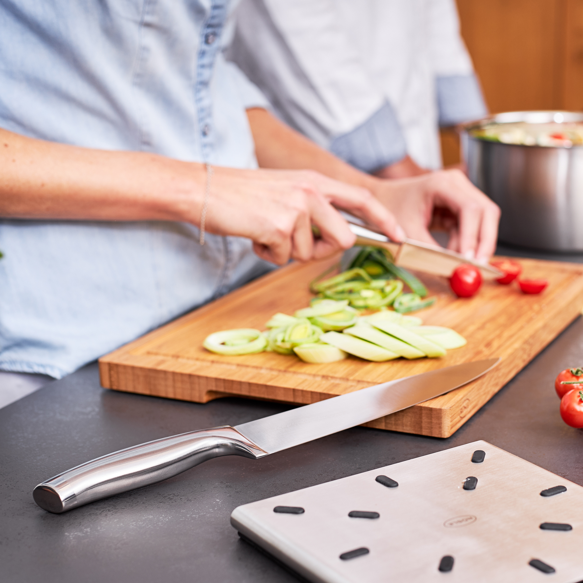 RÖSLE Kochmesser Basic Line 20 cm Kochmesser der Basic Line, 20 cm, mit Edelstahlklinge, auf einem Holzbrett mit geschnittenem...