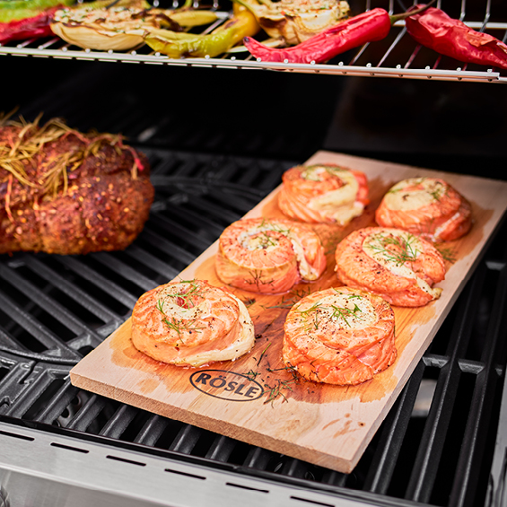 Lachsrollen mit Frischkäse auf Aromaplanke Rezept: Lachsrollen mit Frischkäse