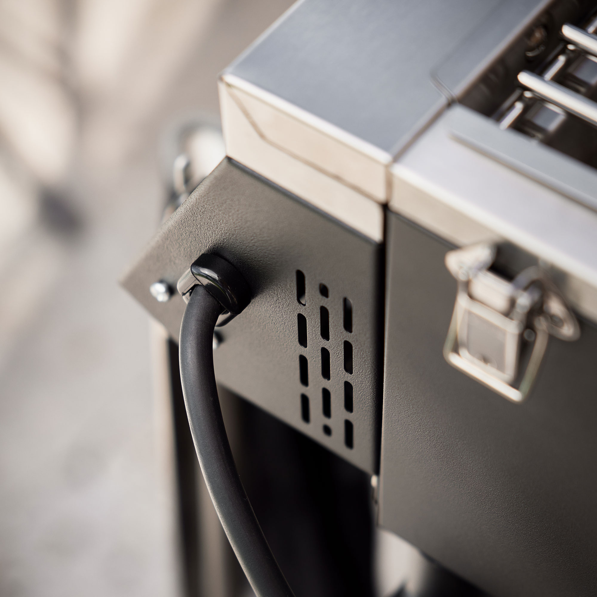 Detailansicht RÖSLE Elektrogrill Videro E2-P Detailansicht des Elektrogrills Videro E2-P mit einem Anschluss und Belüftungsschlitzen.