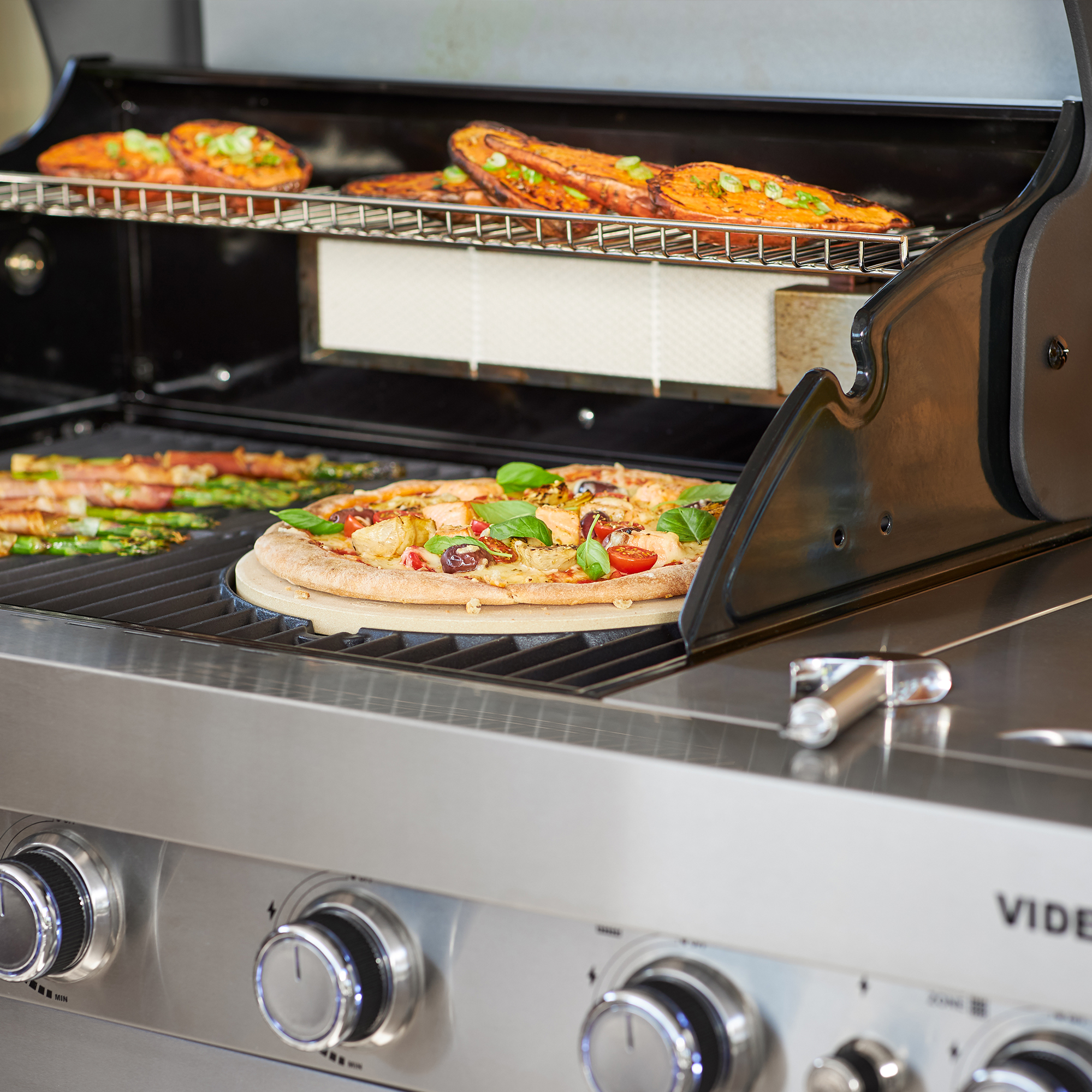 Videro G4-SK Gasgrill aus Edelstahl mit Pizzastein und Grillgemüse.