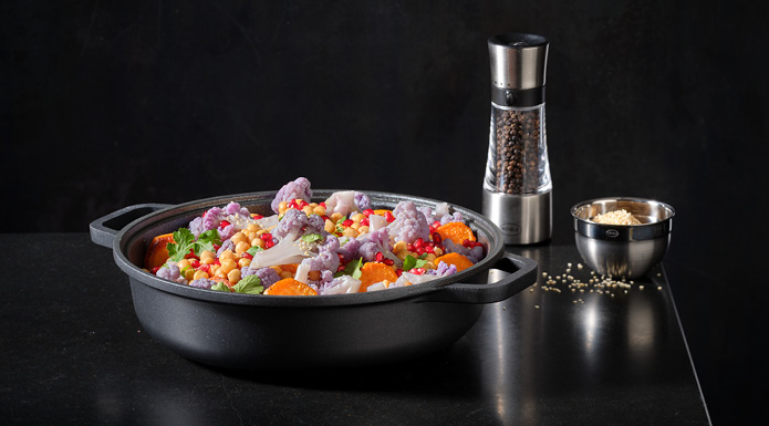 Cadini Servierpfanne Gemüse in der Cadini Servierpfanne neben der Gewürzmühle