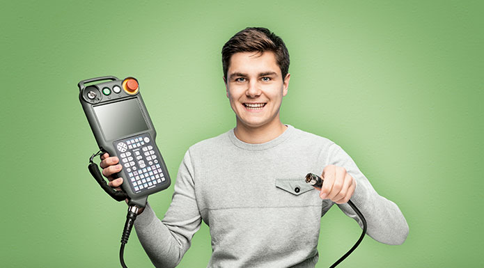 Duales Studium bei RÖSLE Student mit Elektrogerät in der Hand