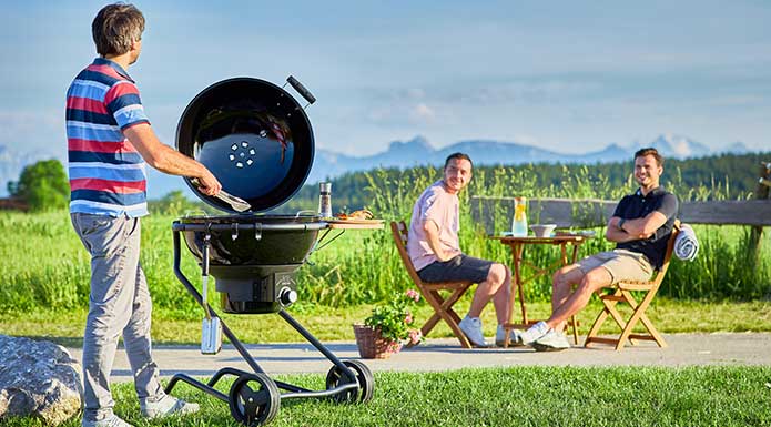 Friends barbecue with the charcoal ball grill No.1 F60 AIR NERO 