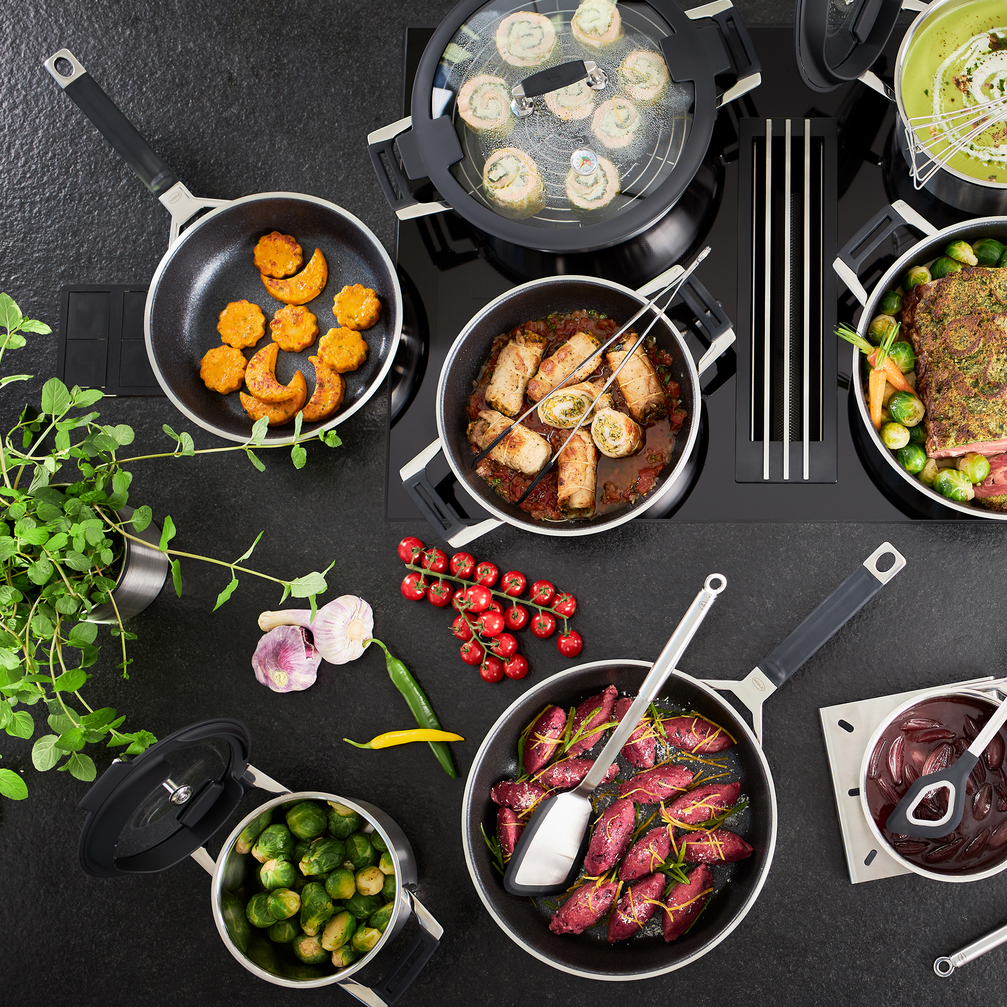 RÖSLE Kochtöpfe mit verschiedenen Gerichten Kochtöpfe in verschiedenen Größen und Formen, gefüllt mit unterschiedlichen Gerichten wie...